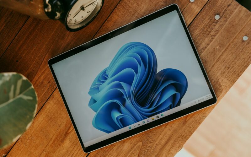 Information on how to alter the default applications and file associations in Windows